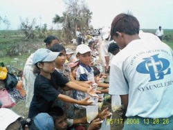 Caritas versorgt Menschen in Birma mit dem Ntigsten