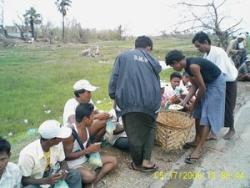 Caritas versorgt Menschen in Birma mit dem Ntigsten