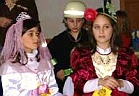 Kinder als Prinzessinnen verkleidet